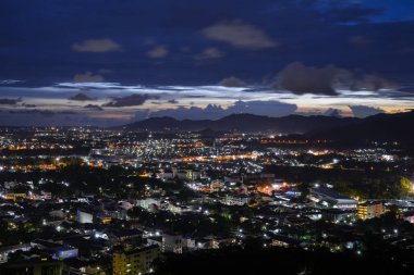 tepe üzerinde bakış açısı bkz: phuket şehre alacakaranlık