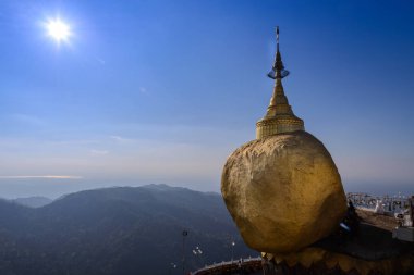 Altın rock Kyaikhtiyo pagoda