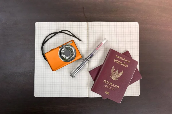 Dois passaportes Tailândia com câmera digital e livro para verificar lis — Fotografia de Stock