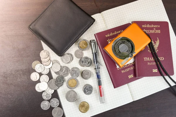 Dois passaportes Tailândia com câmera digital moeda dinheiro e livro t — Fotografia de Stock