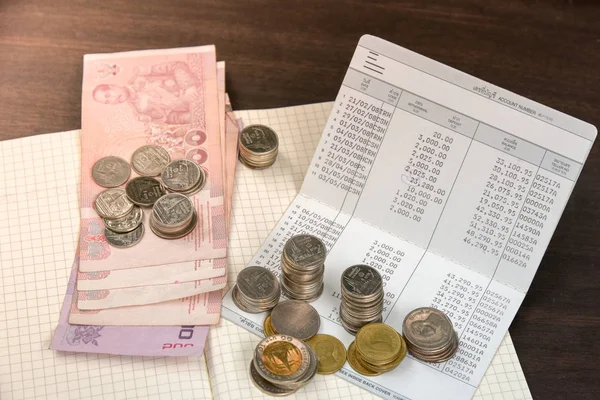 Tayland para ve banka hesabına kitap üzerinde ahşap masa kaydetme
