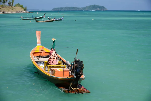 Traditionelles thailändisches Langschwanz-Fischerboot am Strand — Stockfoto