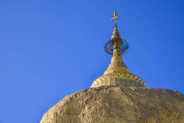 Golden rock, bland pagoda — Stockfoto