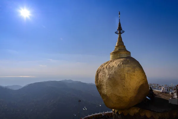 Golden rock bland pagoda — Stockfoto