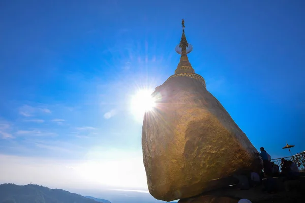 Golden rock bland pagoda — Stockfoto