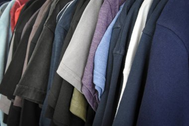 t-shirtler rafta