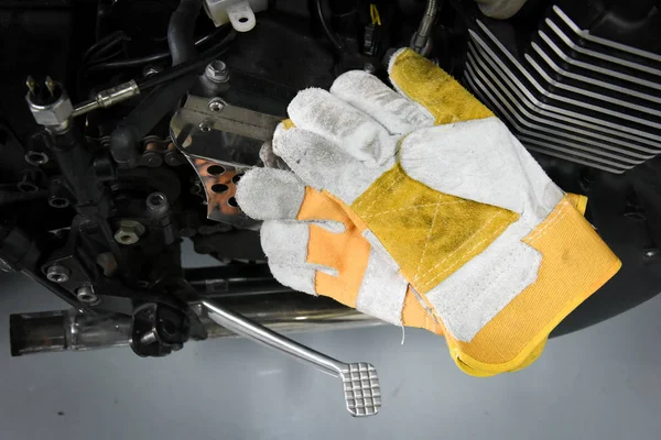 मोटरसाइकिल इंजन पर चमड़े की सुरक्षा दस्ताने सेवा के लिए तैयार — स्टॉक फ़ोटो, इमेज