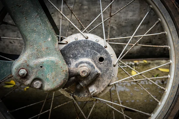 Roda dianteira e exaustão enferrujada de uma moto vintage grungy styl — Fotografia de Stock