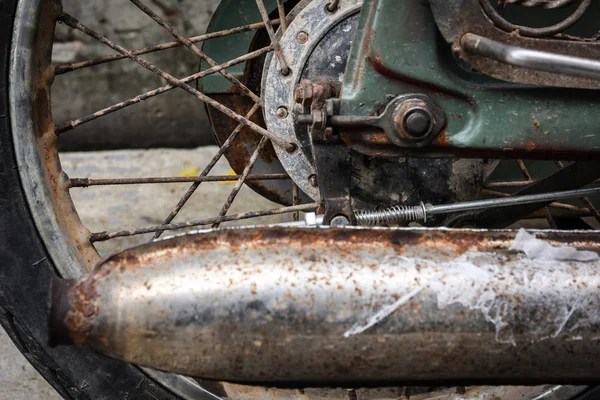 Roda traseira e exaustão enferrujada de uma motocicleta vintage estilo grungy — Fotografia de Stock