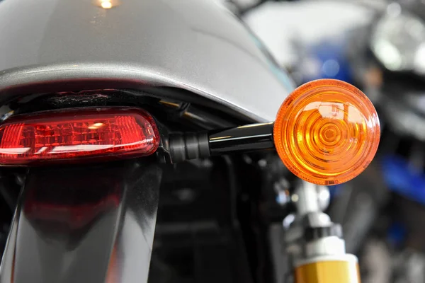 Motocicleta virar sinal cauda luz e luz de freio — Fotografia de Stock