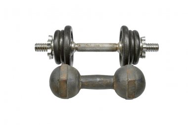 Beyaz arkaplanda iki dambıl var.