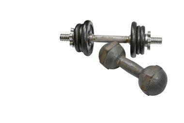 Beyaz arkaplanda iki dambıl var.