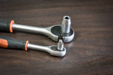 ahşap masanın üzerinde yatan kilit anahtarı