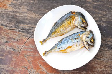 ahşap masa üzerinde kızarmış Mackerels