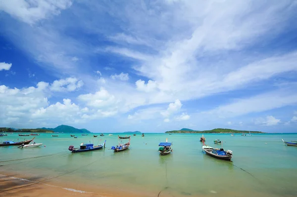 Tradicional tailandês Longtail barco pescador na praia — Fotografia de Stock