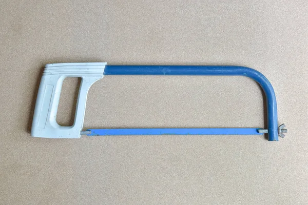 Το πριόνι αμυχών γαλάζιο χέρι εργαλείο για μέταλλο κομμένα — Φωτογραφία Αρχείου