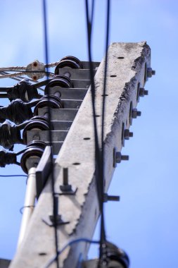 Mavi gökyüzü ile elektrik direği