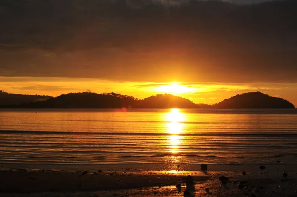 Hermoso amanecer sobre el mar —  Fotos de Stock