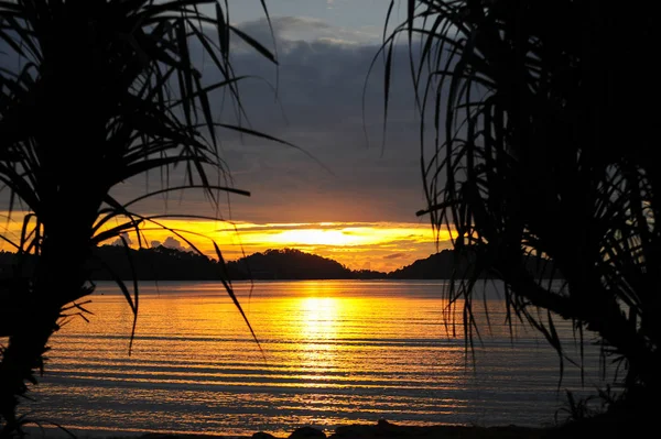 Hermoso amanecer sobre el mar —  Fotos de Stock