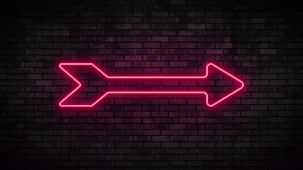 Freccia al neon sul muro di mattoni. Night Club Bar lampeggiante Neon segno . — Video Stock