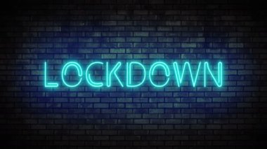 Tuğla duvarda neon kilit. Gece kulübü yanıp sönen neon ışığı..