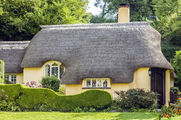 Tipico cottage inglese tetto di paglia . — Foto Stock