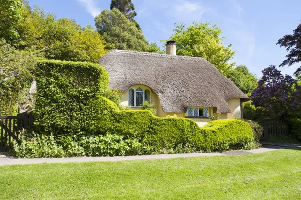 Tipico cottage inglese tetto di paglia nel rubino Inghilterra . — Foto Stock