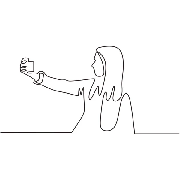 Chica joven tomando selfie continuo de una línea de dibujo. Mujer tomar una foto utilizando el teléfono móvil o teléfono inteligente. Diseño de minimalismo vectorial boceto lineal dibujado a mano . — Vector de stock