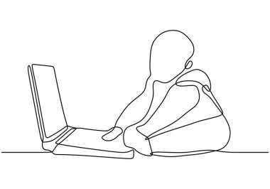 Dizüstü bilgisayar oynayan bebek çizimleri devam ediyor.