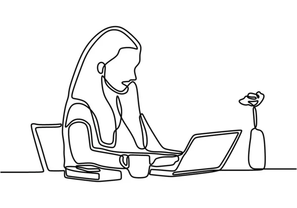一个女人坐在笔记本电脑旁边的线条画 一个坐在办公室里打字的小女孩 在电脑手绘的图片轮廓后面工作 矢量说明 — 图库矢量图片