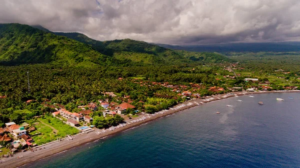 La bahía tropical con playa pedregosa, barcos y edificios, vista aérea . — Foto de Stock