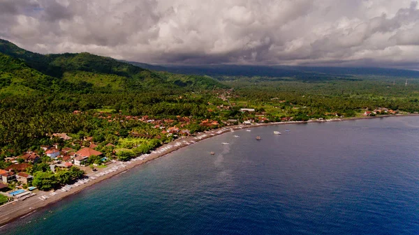 La bahía tropical con playa pedregosa, barcos y edificios, vista aérea . — Foto de Stock