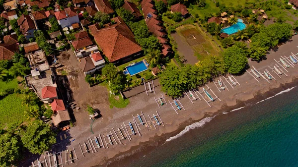 La baia tropicale con spiaggia sassosa, barche ed edifici, vista aerea . — Foto Stock