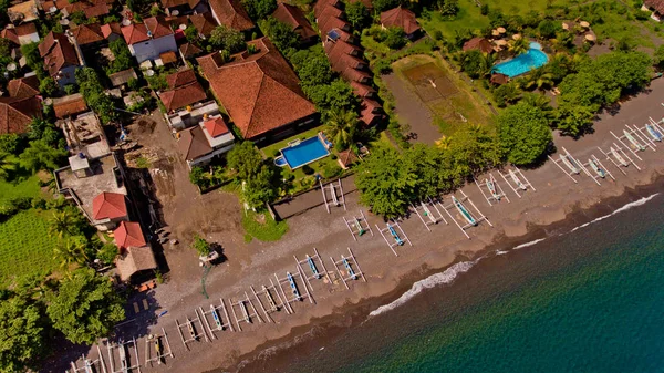 La bahía tropical con playa pedregosa, barcos y edificios, vista aérea . — Foto de Stock