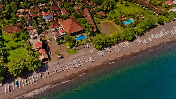 Taşlı plaj, deniz araçları ve Binalar, havadan görünümü tropikal koy. — Stok fotoğraf