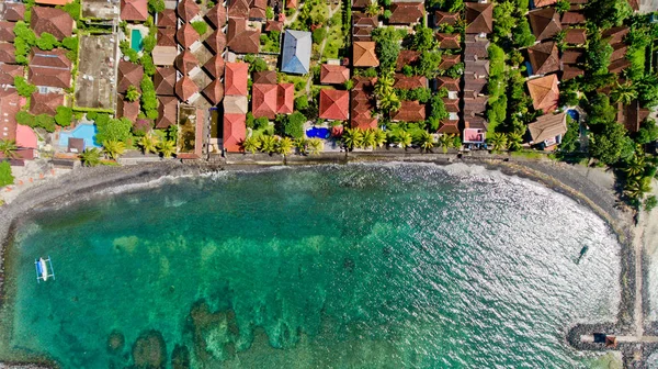 Vista superior de la línea costera de agua azul en la playa de Candidasa — Foto de Stock