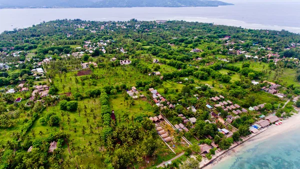 Vista aérea de la línea costera de aguas azules en la isla Gili Air — Foto de Stock