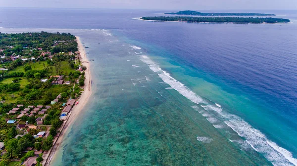 Luchtfoto van de kustlijn van de blauwe water in Gili Air eiland — Stockfoto