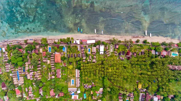 Vista superior de la línea costera de agua azul en la isla Gili Air — Foto de Stock