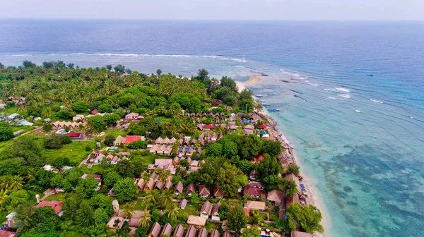 Вид з блакитною водою берегової лінії на острові Gili Air — стокове фото