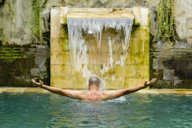 Lüks bir villa havuzunda Genç adam.