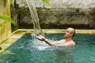 Lüks bir villa havuzunda Genç adam.