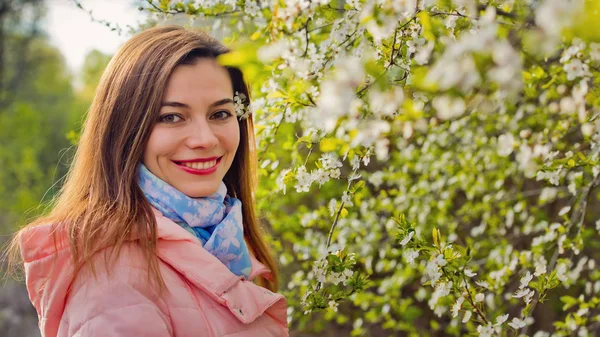 Bir çiçek açan içinde genç güzel kız kiraz Bahçe — Stok fotoğraf