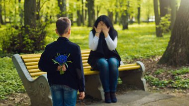 Güzel çiçek güzel sürpriz annesi için hazırlanıyor arkasından grup ile oğlu.