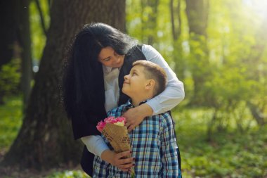 Anne ve oğlu parkta oynuyorlar.