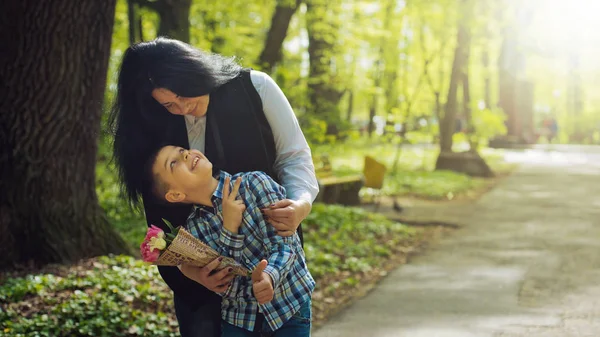 Maman et son fils jouent dans le parc . — Photo