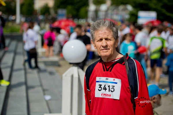 Vinnytsia Ukraine - May 27, 2017: Annual City Run "Vinnytsia Runs". Portrait of an elderly man, participant of the event "Vinnytsia Runs". Close-up. — Stock Photo, Image