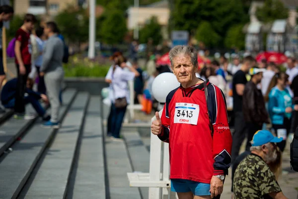 Retrato de um homem idoso, participante do evento "Vinnytsia corre" que empurrou o dedo para cima. Close-up . — Fotografia de Stock