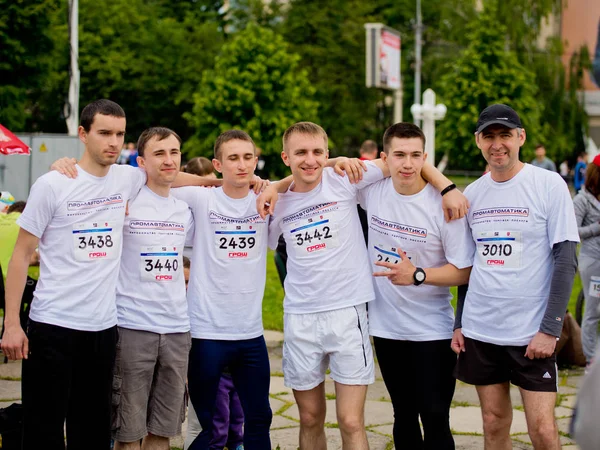 Vinnytsja Oekraïne - 27 mei 2017: Jaarlijkse City Run "Vinnytsja loopt". Een team van jonge jongens is gefotografeerd vóór het begin van de competitie. — Stockfoto