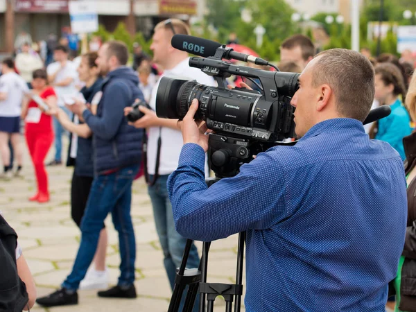 Vinnytsia Ukraine - 27 de maio de 2017: Annual City Run "Vinnytsia Runs". Um homem videógrafo está fazendo um vídeo . — Fotografia de Stock